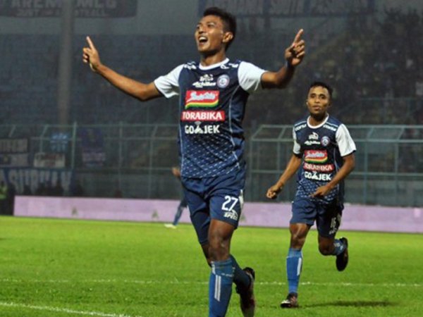 Penyerang Arema FC Cari Celah Pertahanan Persela