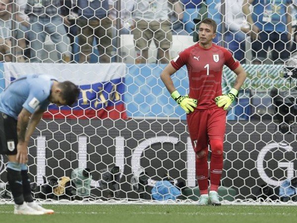 Neville Kritik Pedas Kesalahan Fatal Muslera Saat Uruguay vs Prancis