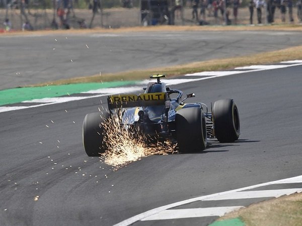 Sirkuit Silverstone Masih Bergelombang, Carlos Sainz Merasa Kasihan pada Pebalap MotoGP