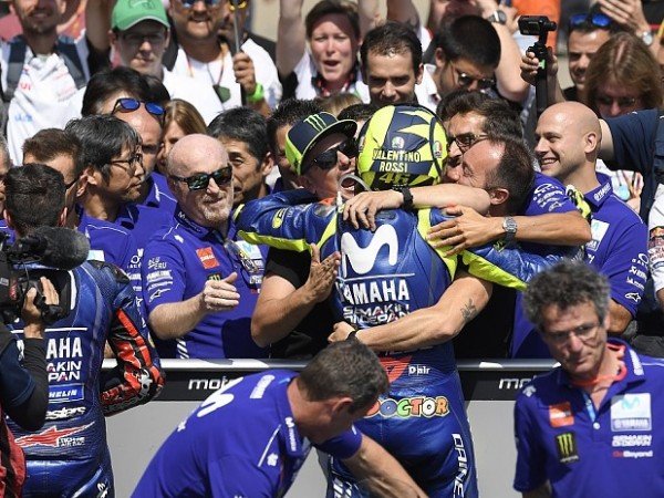 Banyak Permintaan, Rossi Dijauhi Para Staff Yamaha?