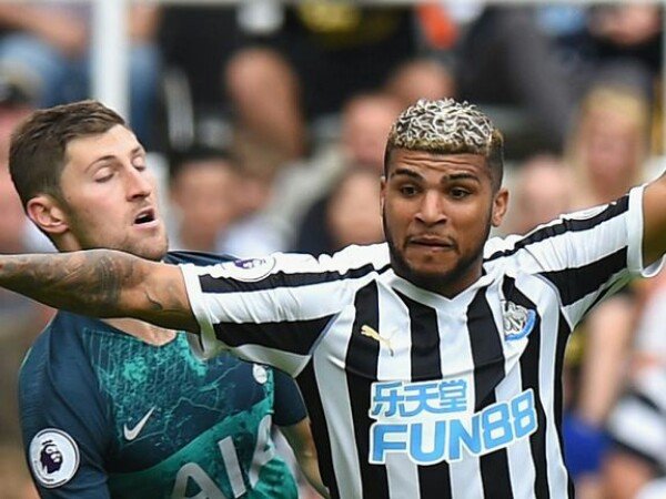 Cedera Lutut Bek Newcastle Ini Dipastikan Tidak Serius