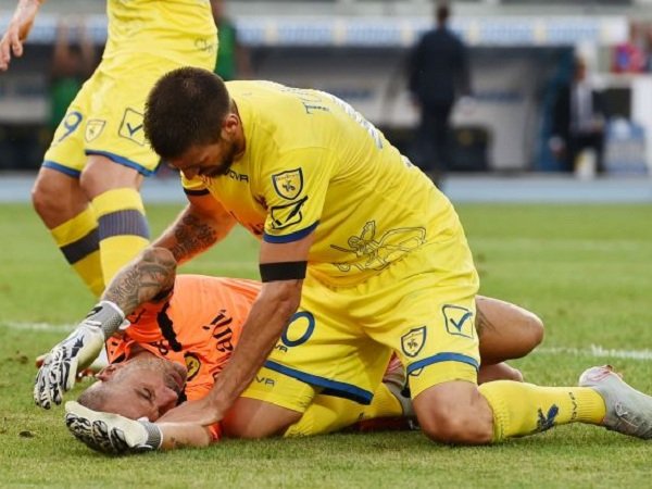 Bertabrakan dengan Ronaldo, Kiper Chievo Dibawa ke Rumah Sakit