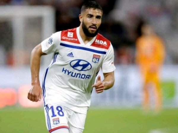 Lyon Coba Jual Nabil Fekir ke Chelsea