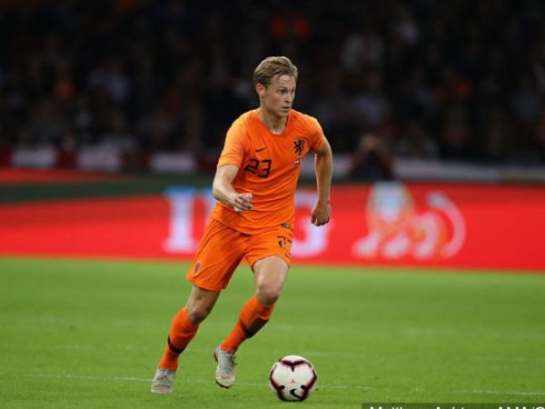 Ajax Tolak Tawaran Tottenham Untuk De Jong