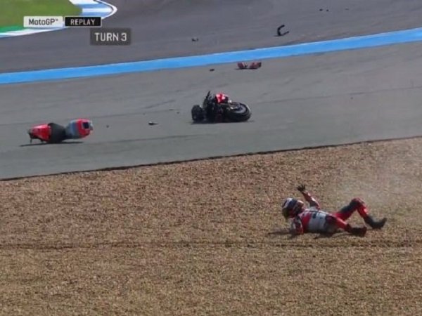 Jatuh Lagi, Motor Lorenzo Sampai Terbelah Dua