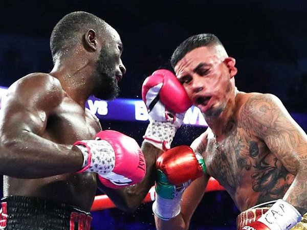 Crawford Baru Bisa Hentikan Benavidez di Ronde Terakhir