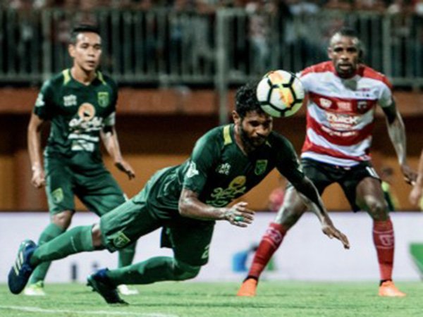 Persebaya vs MU, Laga Panas Derby Suramadu