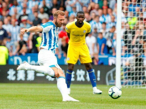 Laurent Depoitre Apresiasi Perjuangan Huddersfield