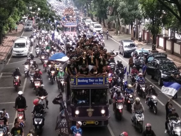 Disambut Ribuan Bobotoh, Persib U-19 Pawai Juara di Bandung