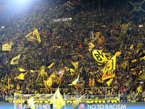 Tolak Laga di Hari Senin, Favre Dukung Aksi Suporter Dortmund