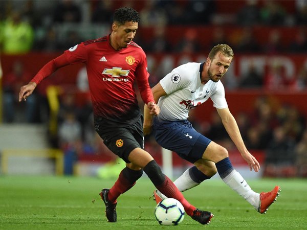 Neville Sebut Level MU Jauh Di Bawah Arsenal dan Tottenham Hotspur