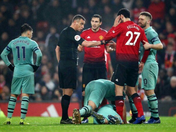 Jambak Rambut Guendouzi, Fellaini Bebas dari Hukuman