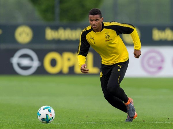 Manuel Akanji Tak Menyesal Gagal Gabung Manchester United