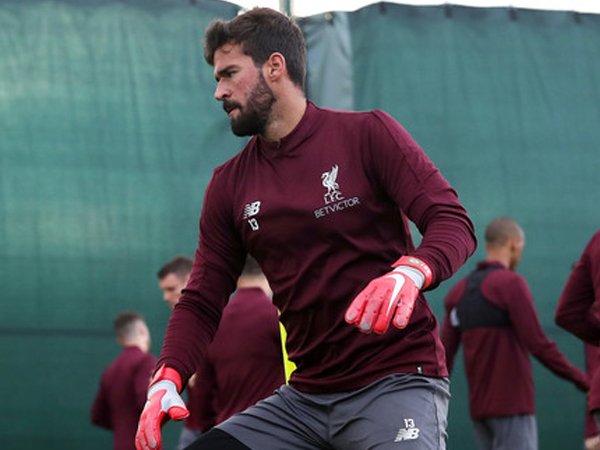 Gary Neville Sebut Alisson Buat Liverpool Jadi Pesaing Gelar