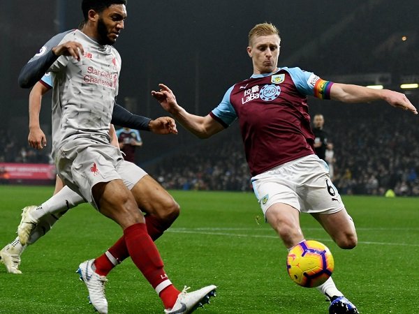 Ben Mee: Tackle Saya kepada Joe Gomez Tak Berbahaya