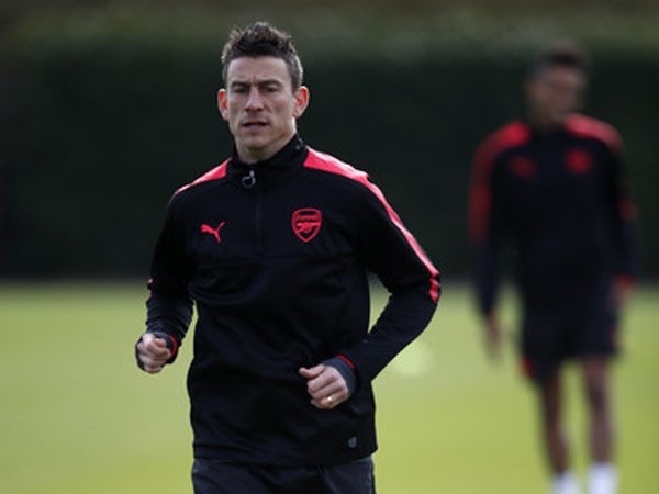 Hadapi Soton, Emery Tidak Ingin Pertaruhkan Koscielny