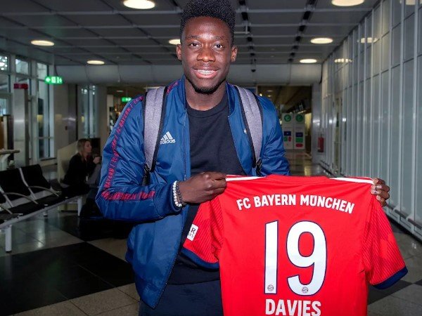 Direkrut Bayern Munich, Alphonso Davies Warisi Nomor Punggung Mario Gotze