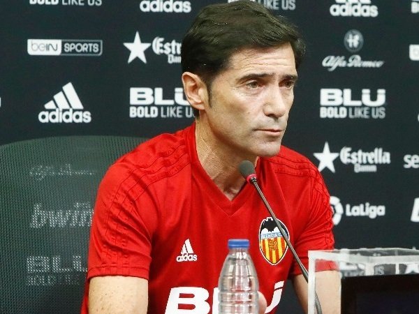 Pelatih Valencia: Pemain Kami Seperti Penari di Lapangan Licin