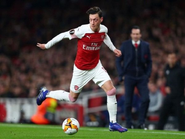 Meski Tampil Impresif, Emery Tegaskan Tetap Akan Rotasi Ozil