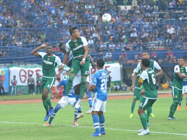 Djanur Senang Eksperimen di Lini Belakang Persebaya Berbuah Manis