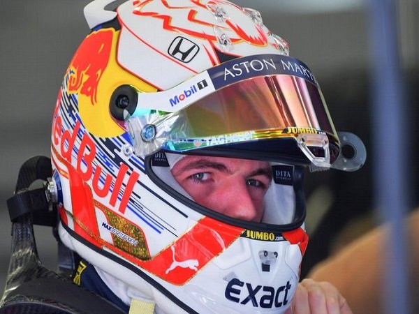 Tak Nyaman dengan Helm Arai, Red Bull Izinkan Max Verstappen Ganti Helm