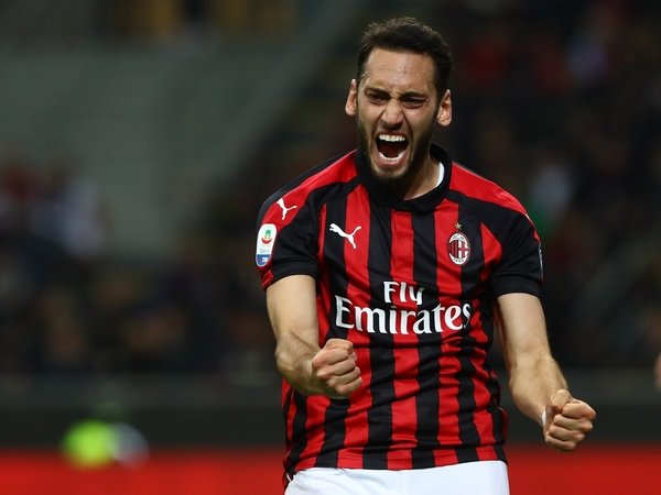 AC Milan Persilakan Hakan Calhanoglu Pergi