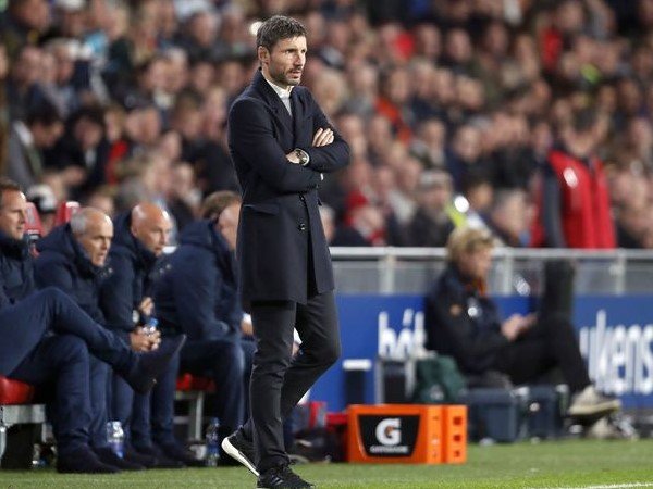 Erik ten Hag Bertahan, Bayern Munich Alihkan Bidikan pada Van Bommel