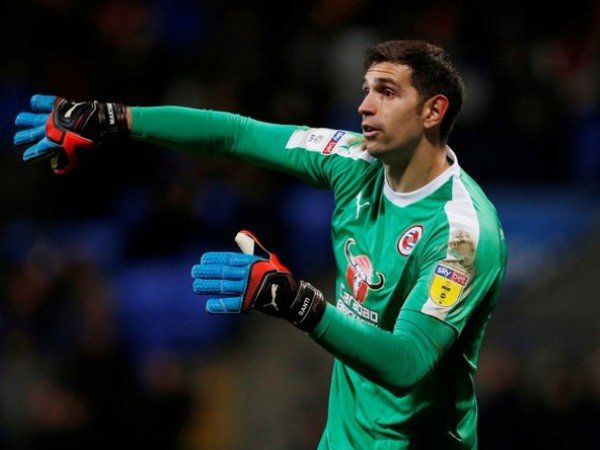 Petr Cech Pergi, Emiliano Martinez Jadi Pengganti