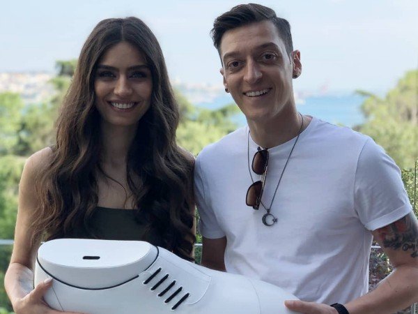 Rayakan Pernikahan, Mesut Ozil Membiayai Operasi 1.000 Anak