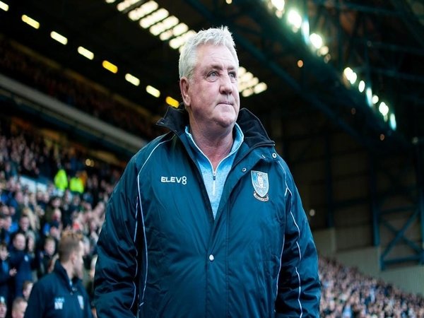 Steve Bruce Kalem Soal Isu Dirinya Jadi Pelatih Anyar Newcastle