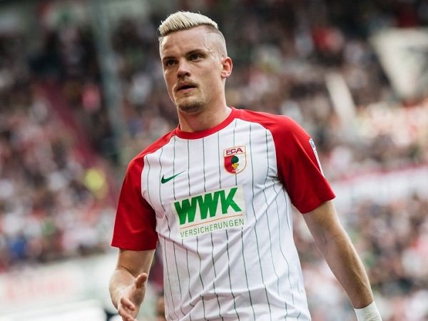 Liverpool dan Barcelona Berebut Bek Kiri Augsburg