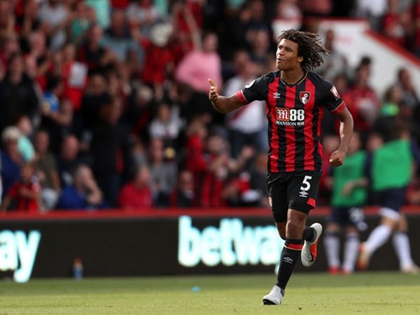 Kemahalan, Leicester Tidak Jadi Datangkan Nathan Ake