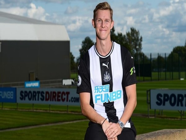 Datangkan Emil Krafth ke Newcastle, Ini Komentar Steve Bruce