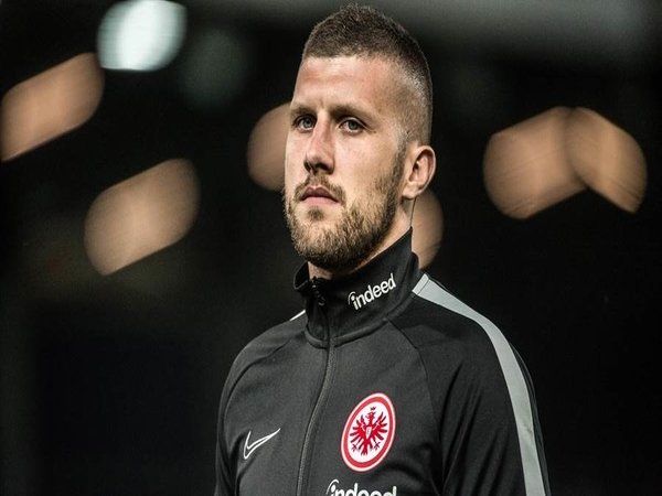 Digoda Duo Milan, Frankfurt Pede Pertahankan Rebic
