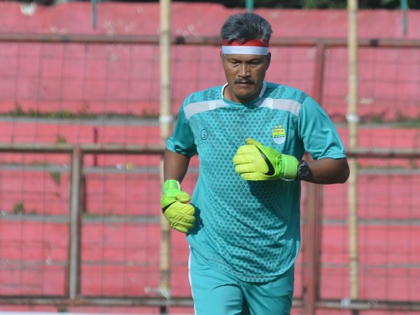 Pelatih Tolak Anggapan Persib Kebobolan Banyak Gol Karena Performa Kiper