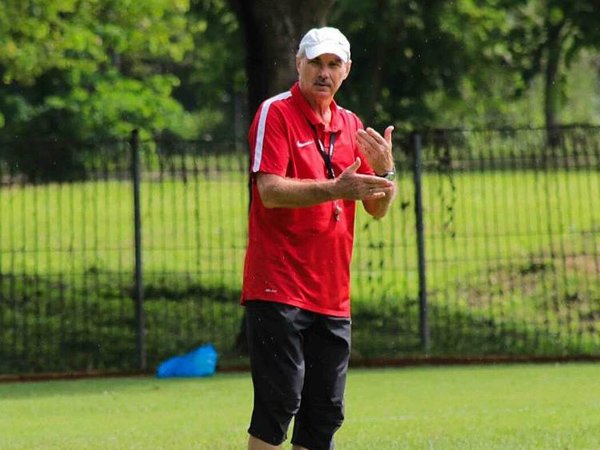 Alfred Riedl Batal Latih Persebaya, Ini Alasannya