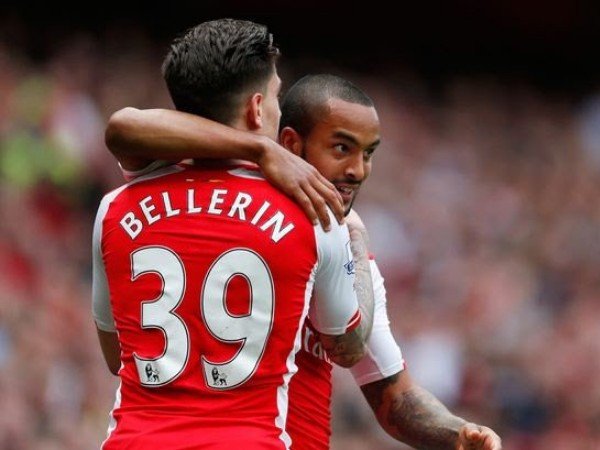 Mertesacker Ungkap Persaingan Bellerin dan Walcott di Arsenal