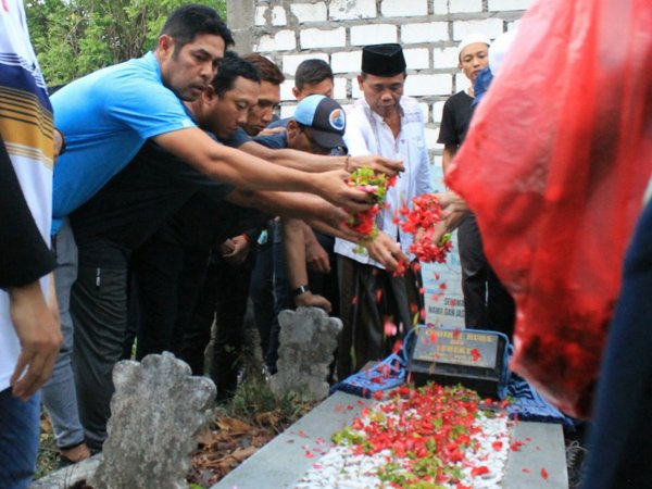 Beri Penghormatan, Skuat Persela Ziarah Ke Makam Choirul Huda