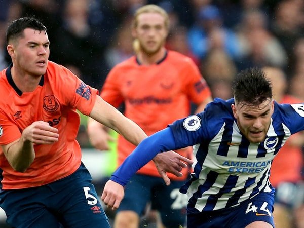 Aaron Connolly Komentari Insiden Penalti Pertama dari VAR