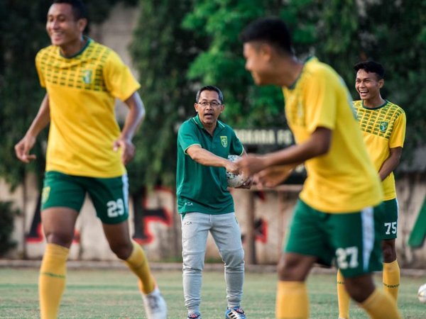 Dibantu Bejo dan Uston, Aji Santoso Optimis Angkat Performa Persebaya