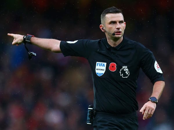 Michael Oliver Pimpin Laga Liverpool vs Manchester City