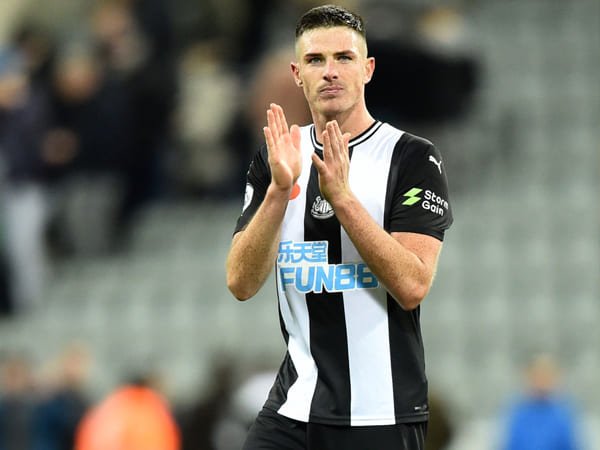 Bertahan di Newcastle, Ciaran Clark Diyakinkan Steve Bruce