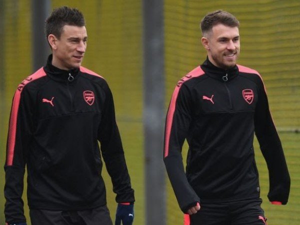 Kecam Emery, Tony Adams Sebut Arsenal Kehilangan Koscielny dan Ramsey
