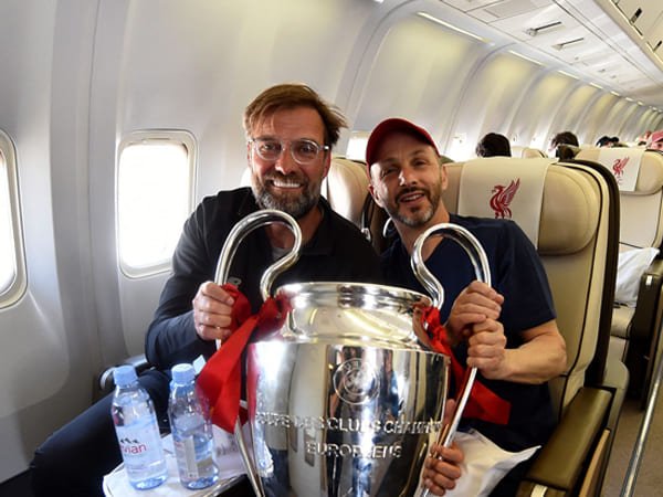 Pesawatnya Tergelincir, Pemilik Liverpool Selamat dari Maut