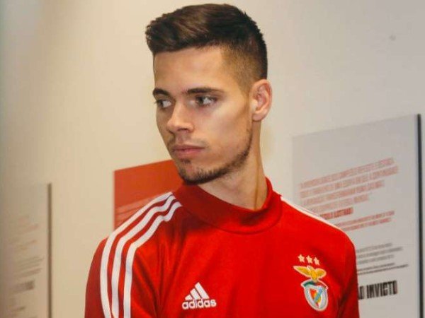 Kocak! Fans Benfica Penuhi Janji Berlari Telanjang untuk Julian Weigl