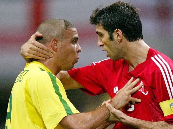 Hakan Sukur, Legenda Sepakbola Yang Saat Ini Jadi Sopir Untuk Menyambung Hidup