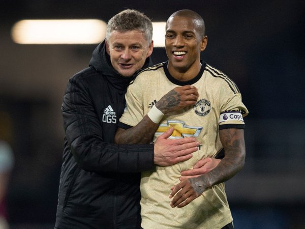 Young Lebih Pilih Pindah ke Inter, Begini Komentar Solskjaer