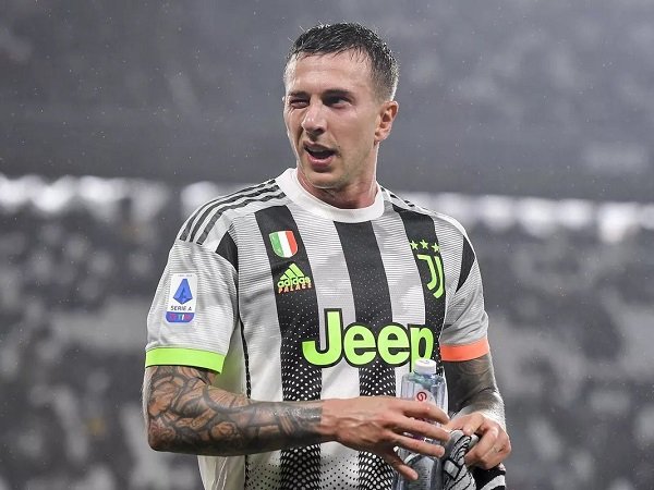 Direktur Juventus Bantah Rumor Pertukaran Bernardeschi dengan Rakitic