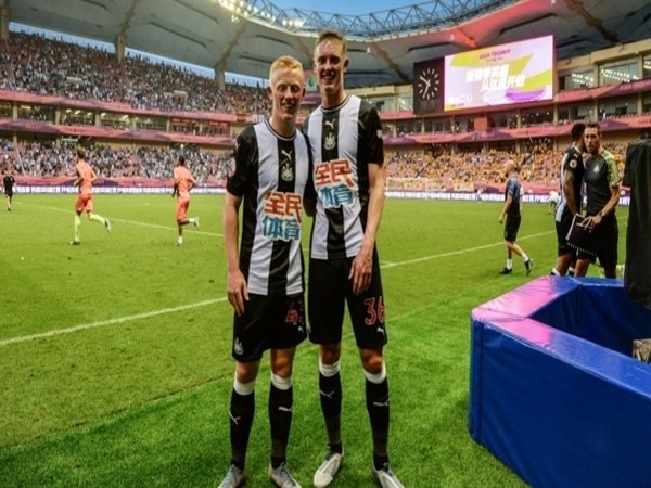 Steve Bruce Khawatir dengan Masa Depan Duo Longstaff di Newcastle