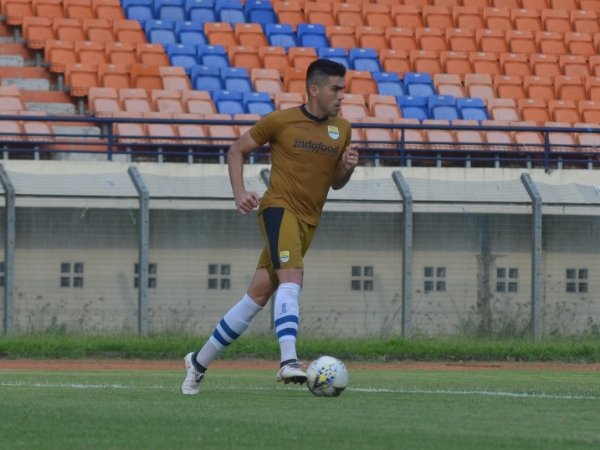 Fabiano Tidak Canggung Mainkan Formasi Tiga Bek